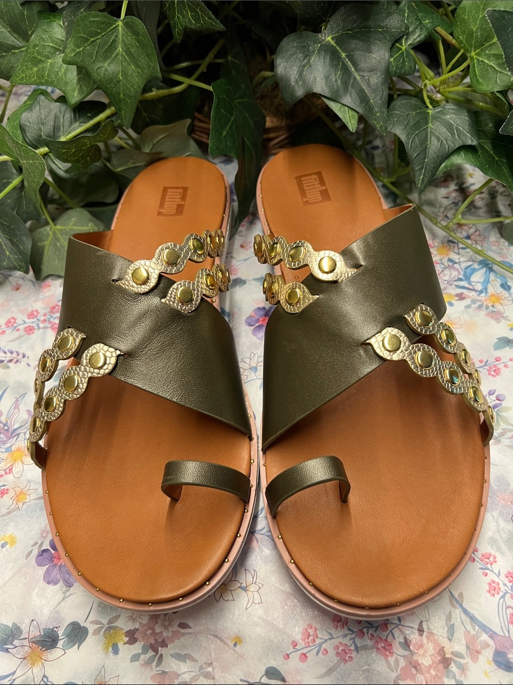 NIB-Fitflop Avocado & Tan Leather Toe Post Sandals With Gold Scallops Size 10 - Picture 4 of 16